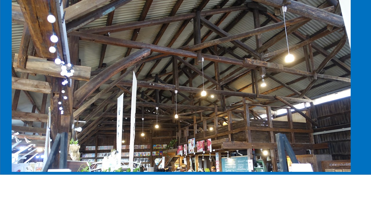 梁は元小学校で使われていたものだそうです。それから木材工場になって・・・倉庫ミュージアムで温かく活躍中。