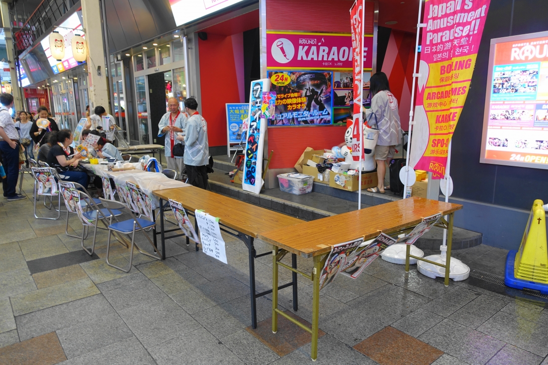 アーケードと建物と道のすき間から雨が降り込んできた。グッズを避難させて様子を見るが・・・