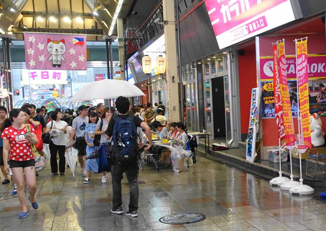 一部を撤収。この傘「やらせ」ではありませんよ。横道から入ってきた人だよ。でも突然の雨がわかるかな。