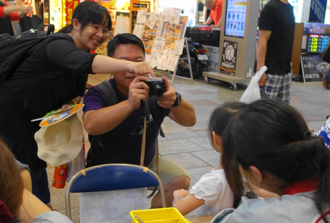 家族連れ。はい、ポーズ。幸せそう。カメラを持っているって、外国の人かな？