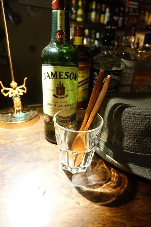 JAMESONの宣伝ではありません。賑やかな時だけでなく、静かな時は気の利いたライトで本を読むこともできますよ。