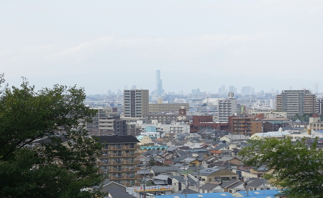 観音寺近くの高台から遠くにあべのハルカスが見える。