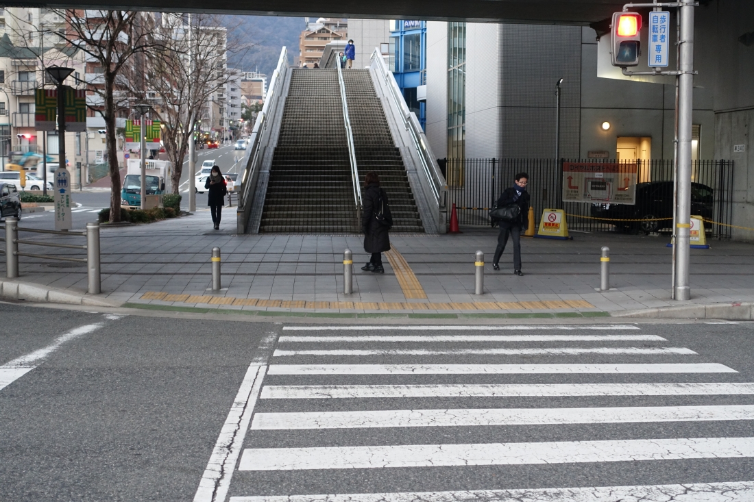 横断歩道にロープが張ってあるように見えた。