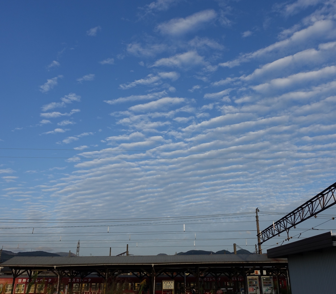 高宮駅の空。秋だね。