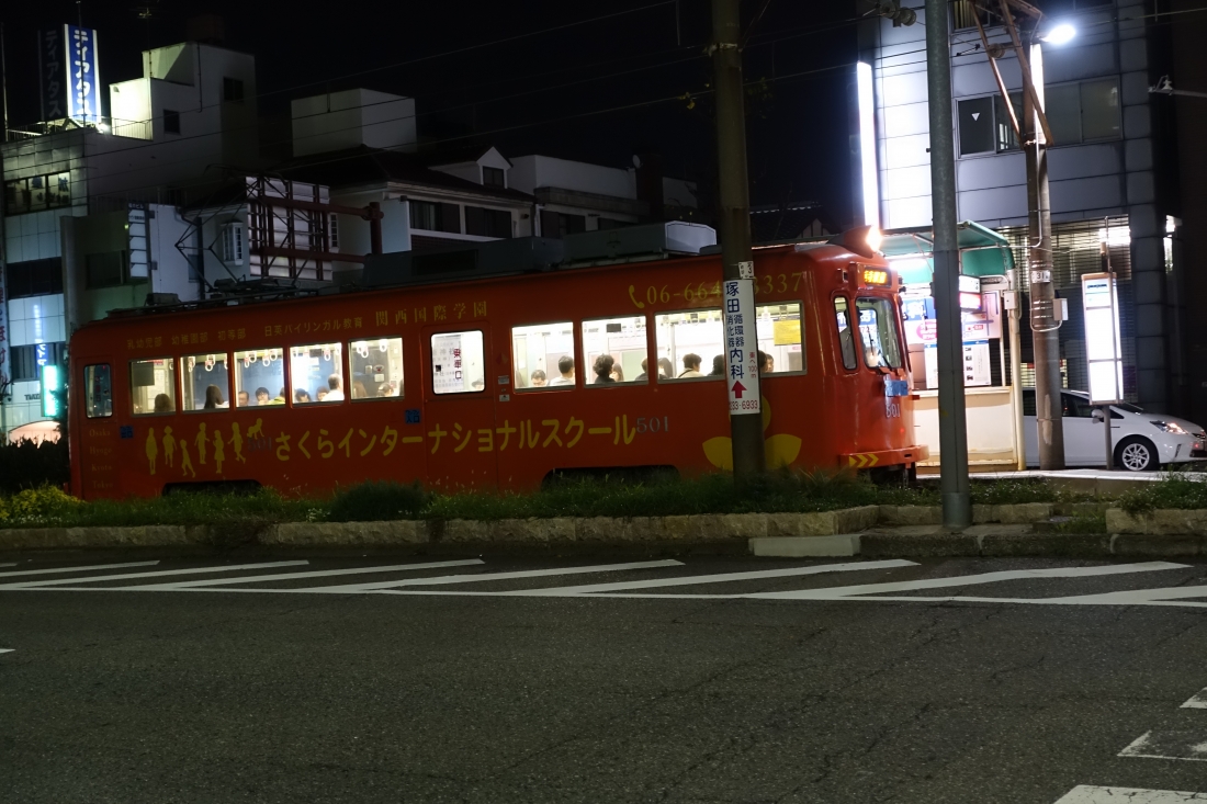 ギャラリー近くに浜寺行のちんちん電車。これは大家さんの作品ではありません。