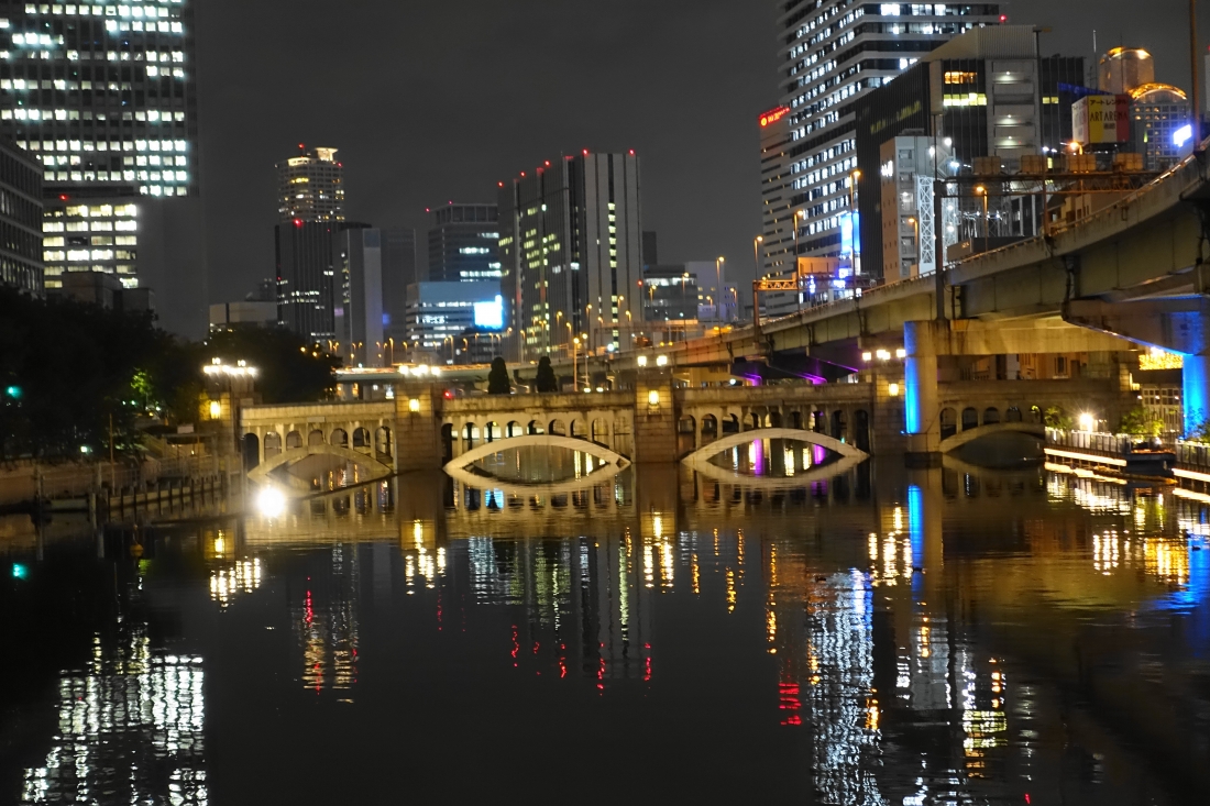 堂島川にかかる水晶橋。結構歩きました。確かに夜景はきれいになったと思います。お楽しみください。
