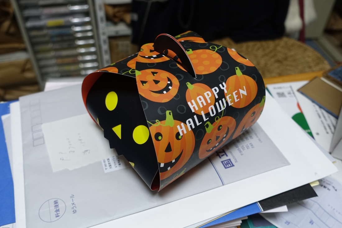 10月28日にはハロウィンのプレゼントが事務所に届きました。