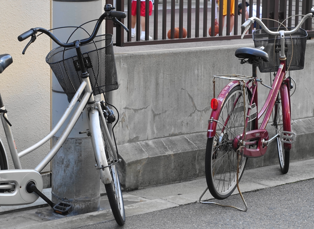 ポテトチップスの事務所はJR桃谷駅近く、近くの画廊さんには晴天専用のマイカー。