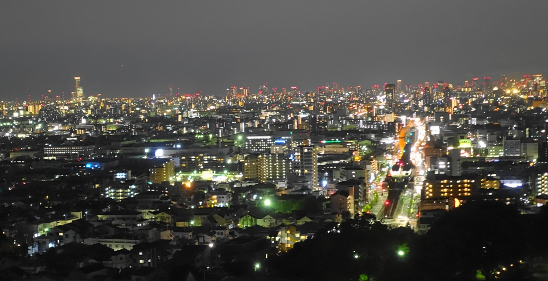 ７月２４日は生駒山の中腹から、はるか「ハルカス」を望む。