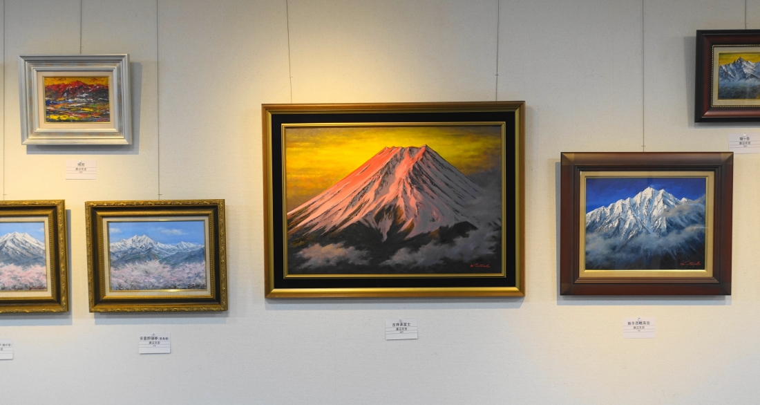 登山が趣味で山の絵がお好きだとか。穂高、槍、鹿島槍、五竜岳、白山、白馬、八ヶ岳などなど。山の好きな人には懐かしさが感じられると思います。