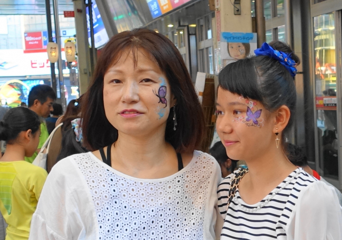 チョウチョの数え方知ってる？「頭」だってね。チョウチョが２頭べっぴんさんにとまってら？　チョウチョが２羽の方がいいよね。