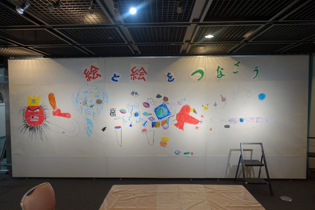 ポテトチップス絵画コンクール展第1日目の終了時点。