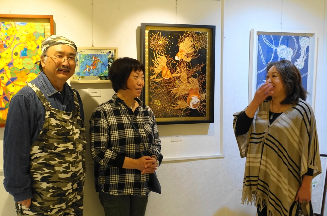 受賞作品「金魚花火」をバックにオーナーのせんべいさん、内田さん、アートムーブ山下。